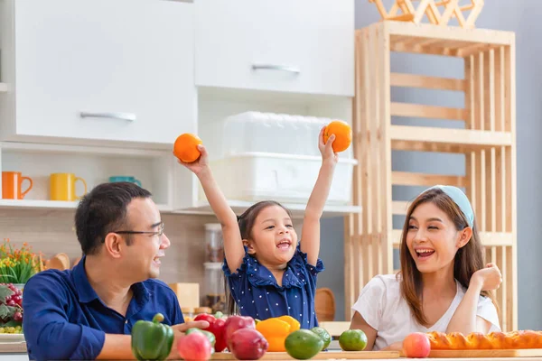Padre Madre Figlia Cucinare Insieme Cucina Happy Asian Concetto Famiglia — Foto Stock