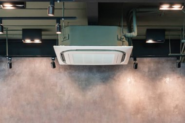 Modern tavan, kahve sho içinde kaset tipi klima sistemi.