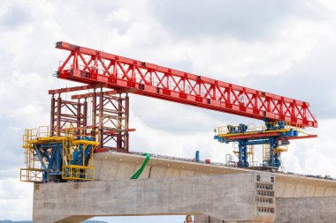 Altyapı inşa kavramları, ağır altyapı ile birlikte devam etmekte olan bir toplu taşıma tren hattının inşası.