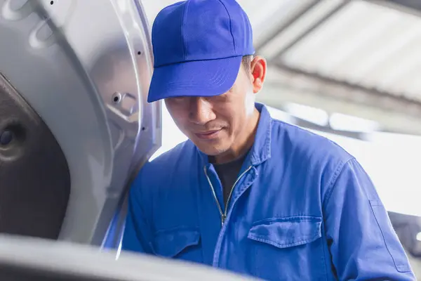 Otomobil Tamircisi Garajda Çalışıyor Teknisyen Oto Servisinde Çalışıyor — Stok fotoğraf