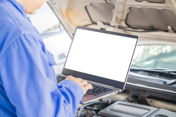 Automatyczny Mechanik Pracujący Laptopie Warsztacie Technik Diagnozujący Silnik Samochodowy Laptopem — Zdjęcie stockowe