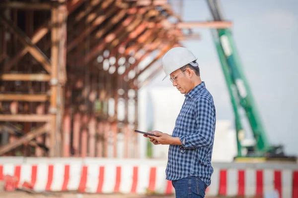 Altyapı Inşaat Sahasında Dijital Tablet Kontrol Projesi Olan Mühendis Şantiyede — Stok fotoğraf