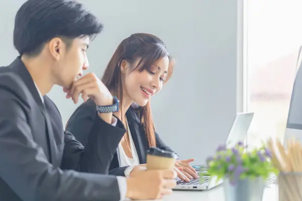 Empresários Discutindo Trabalho Usando Computadores Portáteis Escritórios Modernos Homem Mulher — Fotografia de Stock
