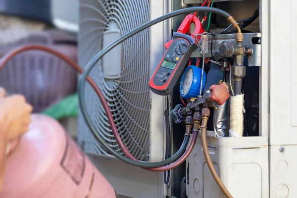 Airconditioning Reparatie Man Handen Controleren Repareren Van Moderne Airconditioning Technicus — Stockfoto