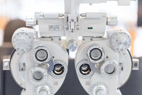 光学车间光学仪器视力测量试验机的选择性聚焦 — 图库照片