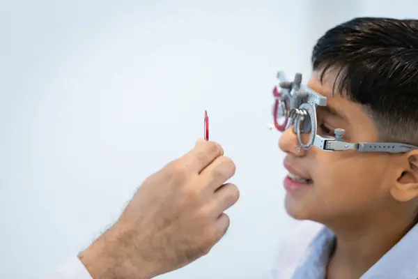 Primo Piano Optometrist Che Esegue Test Visivi Pazienti Pediatrici Clinica — Foto Stock