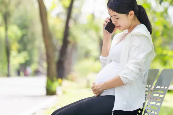 Schwangere Sitzt Entspannt Park Und Nutzt Smartphone — Stockfoto