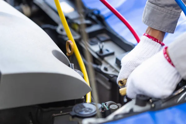 Technician Man Checks Car Air Conditioning System Refrigerant Recharge Repairman — Stock Photo, Image