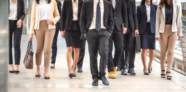 Bir grup genç iş adamı, iş adamları açık ofiste birlikte yürüyorlar, başarı takım çalışması kavramları.