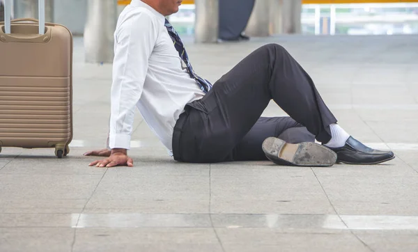 Empresário Solitário Perdido Uma Depressão Sentado Chão Sentindo Conceitos Tristes — Fotografia de Stock