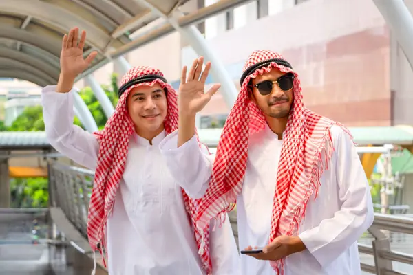 若いアラブの実業家が手を挙げて挨拶 ハッピーイスラム教徒の男性手を振って挨拶 — ストック写真