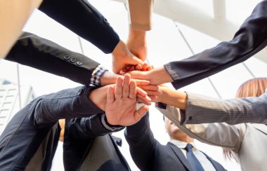 İş adamları grubu el ele tutuşuyor, Başarı Ekibi Kavramları