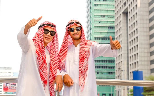 Jovem Árabe Médio Oriente Empresário Equipe Mostrando Polegares Para Cima — Fotografia de Stock