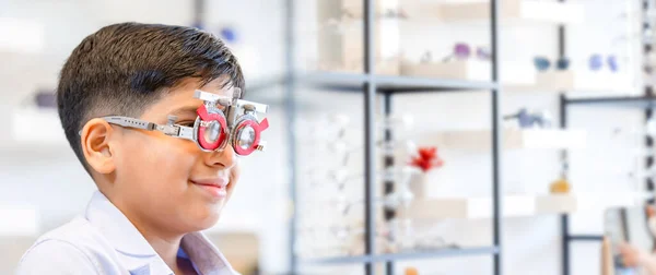 Indisch Thailändischer Junge Wählt Brille Optikgeschäft Junge Macht Augenuntersuchung Optikgeschäft — Stockfoto