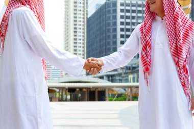 Arap Ortadoğu iş adamı tokalaşması, Arap adamla iş görüşmesi ve selamlaşmak için el sıkışma.