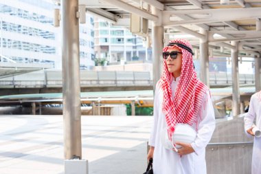 Bulanık şehir geçmişine sahip Arap Ortadoğu işadamı. Müslüman mühendis inşaat projesini kontrol ediyor.