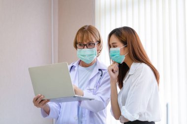 Doktor ve hasta hastanede dikilirken bir şey tartışıyorlar. Tıp ve sağlık hizmetleri kavramları
