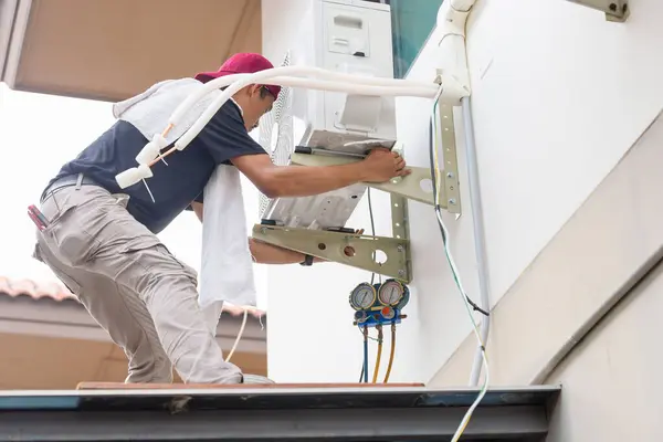 Techniker Mann Installieren Neue Klimaanlage Male Techniker Service Für Reparatur — Stockfoto
