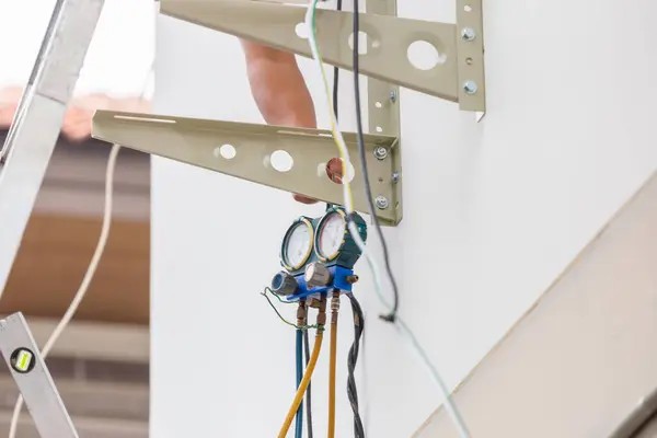 Técnico Segurando Ferramenta Monitor Para Verificar Sistema Condicionado Fixo Reparação — Fotografia de Stock