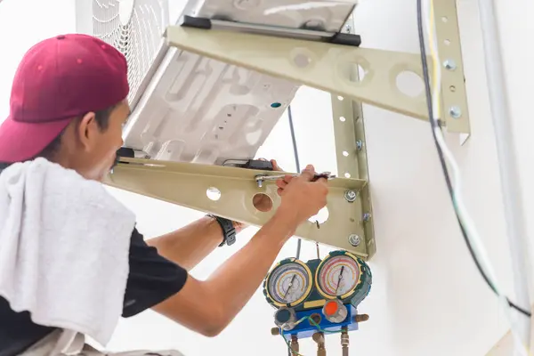 Techniker Mann Mit Einem Schraubenschlüssel Reparieren Und Installieren Neue Klimaanlage — Stockfoto