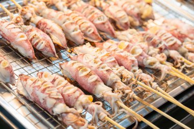 BBQ deniz ürünleri taze kalamar ızgara, Tayland sokak yemekleri.