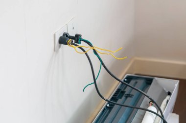 Elektrik kablosu elektrik prizine, elektrik prizine ve priz prizine bağlı. 