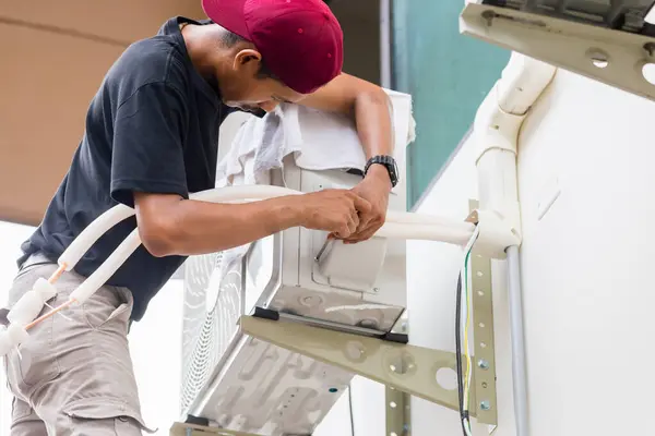 Männliche Techniker Hände Mit Einem Schraubenzieher Befestigung Moderne Klimaanlage Reparatur Stockbild