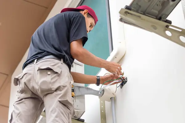 Techniker Verbindet Elektrische Leitungen Neue Klimaanlagen Installieren Service Reparieren Und lizenzfreie Stockfotos