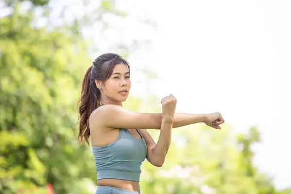 Sportlerin Wärmt Sich Park Auf Fitness Frau Macht Dehnübungen Freien Stockbild