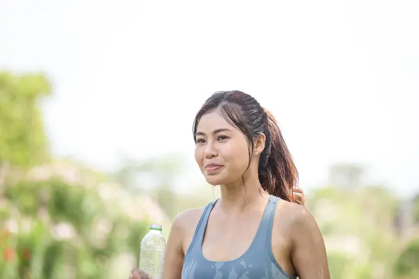 Sportowiec Azjatycki Ochładza Się Wylewając Świeżą Wodę Fitness Kobiet Wylewa — Zdjęcie stockowe