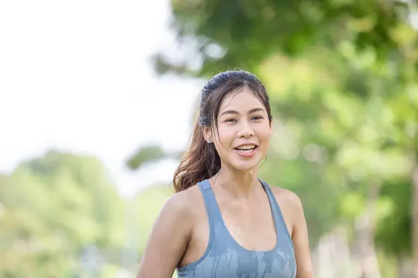Asiatische Sportlerin Kühlt Sich Indem Sie Frisches Wasser Gießt Weibliche lizenzfreie Stockbilder
