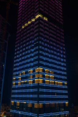 Gökdelen, geceleri Katar 'ın Doha şehrinde mavi ve mermer LED çizgilerle aydınlatılıyordu.