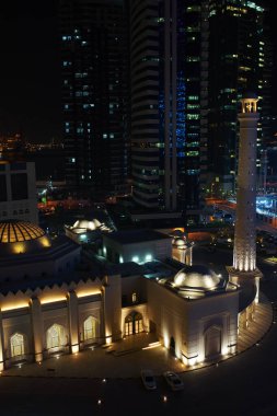 DOHA, Katar - 16 Eylül 2019: İbrahim Khalil el-Darwish Camii sıcak gecede gökdelenlerle çevrili