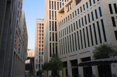 DOHA, Katar - 18 EYLÜL 2019: Doha 'nın minimalist mimarisine sahip yeni ilçenin manzarası