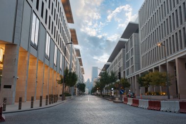 DOHA, Katar - 18 EYLÜL 2019: Doha 'nın minimalist mimarisine sahip yeni ilçenin manzarası