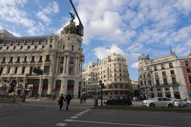 MADRID, SPAIN - 18 Şubat 2020 Madrid sokakları ve Metropolis binasının dışındaki güzel neo-rönesans