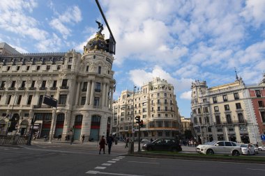 MADRID, SPAIN - 18 Şubat 2020 Madrid sokakları ve Metropolis binasının dışındaki güzel neo-rönesans
