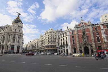 MADRID, SPAIN - 18 Şubat 2020: Madrid caddeleri neo-rönesans tarzı kırmızı turistik otobüslü binalar 