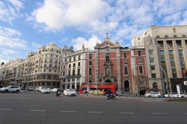 MADRID, SPAIN - 18 Şubat 2020: Madrid caddeleri neo-rönesans tarzı kırmızı turistik otobüslü binalar 
