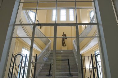 MADRID, SPAIN - 18 Şubat 2020: Madrid 'deki bir sanat sergi merkezi olan Crculo de Bellas Artes' in giriş merdiveni, pencere camından vuruldu