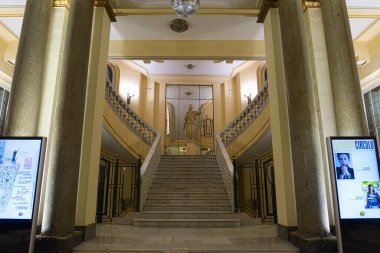 MADRID, SPAIN - 18 Şubat 2020: Crculo de Bellas Artes 'in giriş merdiveni, Madrid' deki sanat sergi merkezi 