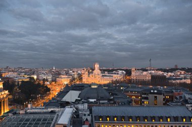 MADRID, SPAIN - 18 Şubat 2020: Sanatlar için bir sergi merkezi olan Crculo de Bellas Artes 'in çatısından Madrid' in gece manzarası