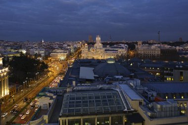 MADRID, SPAIN - 18 Şubat 2020: Sanatlar için bir sergi merkezi olan Crculo de Bellas Artes 'in çatısından Madrid' in gece manzarası