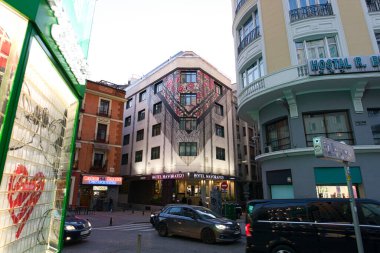 MADRID, İspanya - 19 Şubat 2020: Otel Mayorazgo 'nun dış cephesinde flamenko şalla süslenmiş hali