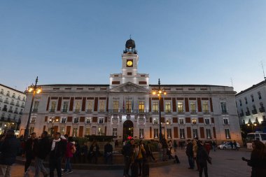 MADRID, İspanya - 19 Şubat 2020: İnsanlar Real Casa de Correos yakınlarındaki meydanda yürüyorlar - Postanenin Kraliyet Evi