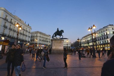 MADRID, SPAIN - 19 Şubat 2020: Madrid 'in kalbi olan Puerta del Sol' un merkezinde, Kral III. Carlos 'un binicilik heykeliyle akşam sahnesi
