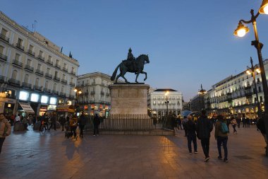 MADRID, SPAIN - 19 Şubat 2020: Madrid 'in kalbi olan Puerta del Sol' un merkezinde, Kral III. Carlos 'un binicilik heykeliyle akşam sahnesi