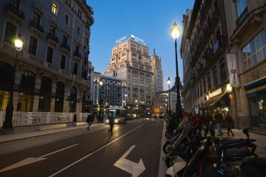 MADRID, SPAIN - 19 Şubat 2020: İnanılmaz mimari ve insanların yürüdüğü akşam sahnesi