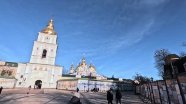 KYIV, UKRAINE - 2 Ocak 2025: Kyiv 'in tarihi bölgesindeki St. Michael' s Altın Kubbe Manastırı 'nda yürüyen insanların panoramik görüntüleri