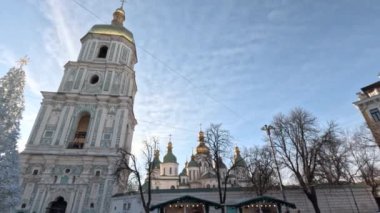 KYIV, UKRAINE - 2 Ocak 2025: İnsanlar hava saldırısı alarmından hemen önce St.Sophia Katedrali yakınlarındaki Noel ağacının etrafında yürüyorlar
